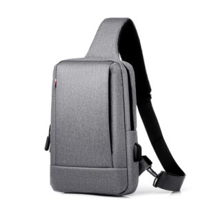 Hellgraue Sling Bag von vorn links, mit schwarzem Gurt und Clip unten