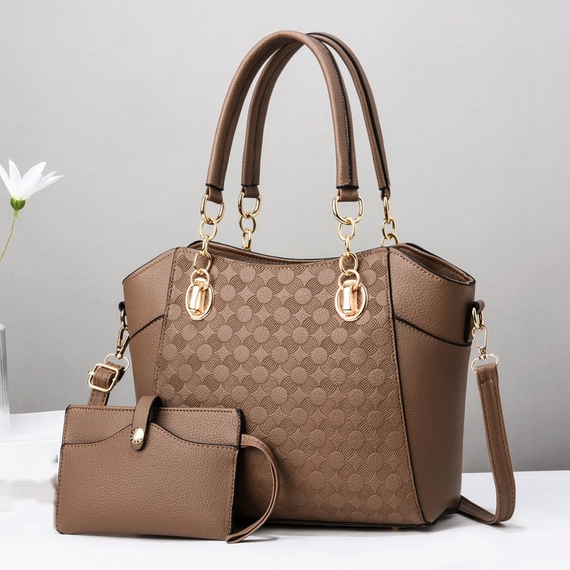 Graubraune Schultertasche in Taupe mit Prägemuster und kleinem Täschchen in derselben Farbe